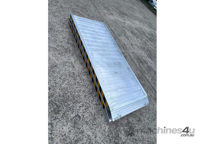 caption 4m x 800mm 400kg Folding Walk Ramps