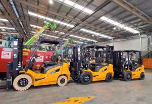 UN 2.5T Gas Forklift - Brand New F Series with 4.5m Mast