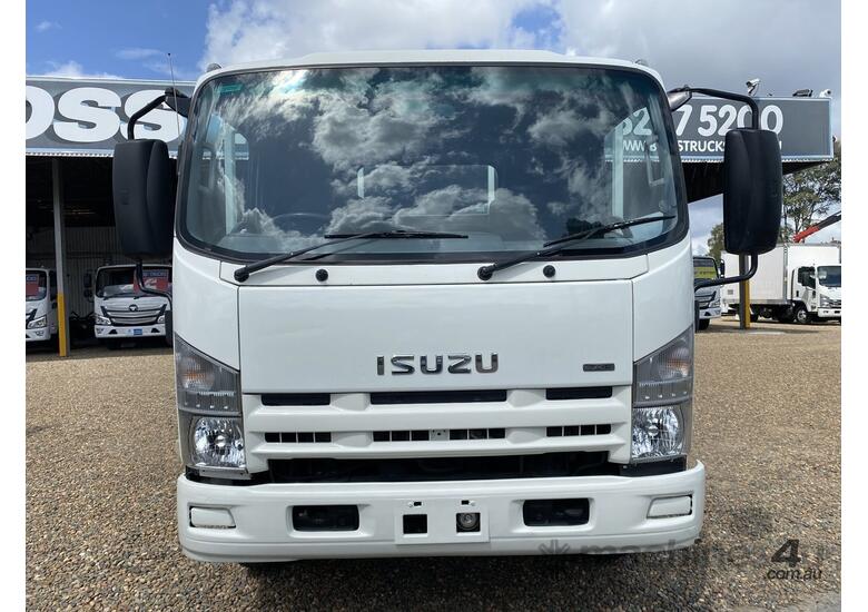 caption 2009 Isuzu NQR450 White Traytop 5.2L 4x2 – 190HP for Heavy-Duty Transport