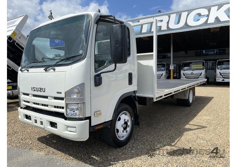 caption 2009 Isuzu NQR450 White Traytop 5.2L 4x2 – 190HP for Heavy-Duty Transport