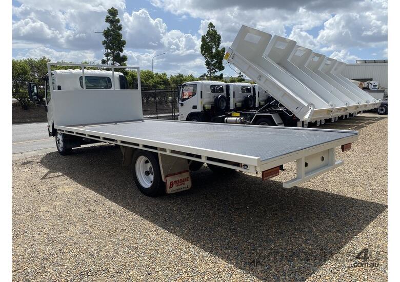 caption 2009 Isuzu NQR450 White Traytop 5.2L 4x2 – 190HP for Heavy-Duty Transport