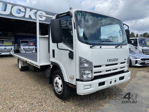 caption 2009 Isuzu NQR450 White Traytop 5.2L 4x2 – 190HP for Heavy-Duty Transport