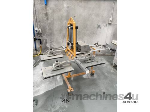 Vacuum lifter for sheets