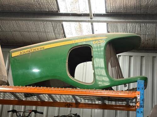 caption John Deere 6630 Bonnet