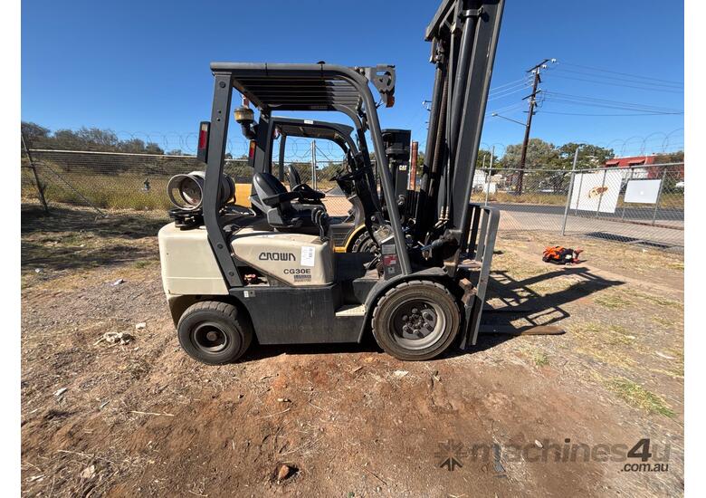 caption 2007 Crown CG30E-3