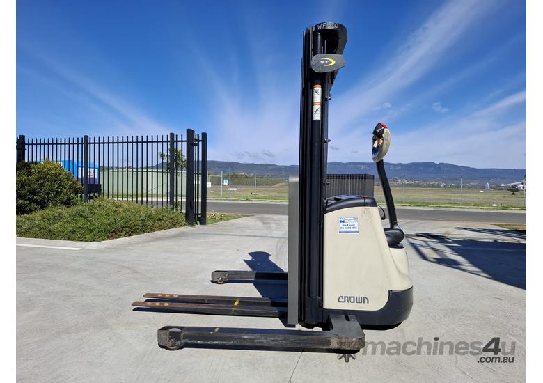 Wollongong Forklift: Crown ST3020TT4250. 1T, Electric, 3-Stage Mast, 4.25m Lift!