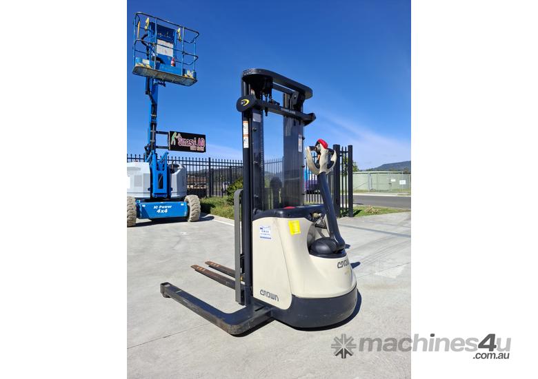 Wollongong Forklift: Crown ST3020TT4250. 1T, Electric, 3-Stage Mast, 4.25m Lift!