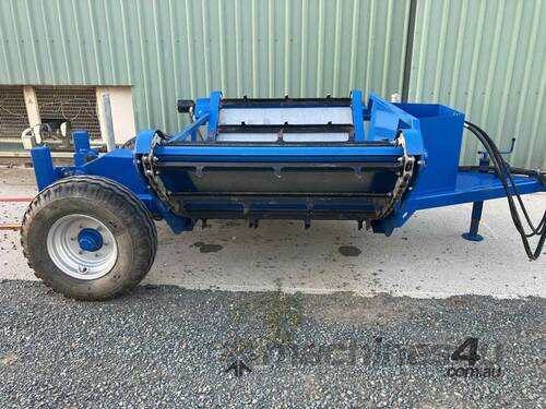 caption MCINTOSH ROUND BALE FEED OUT CART