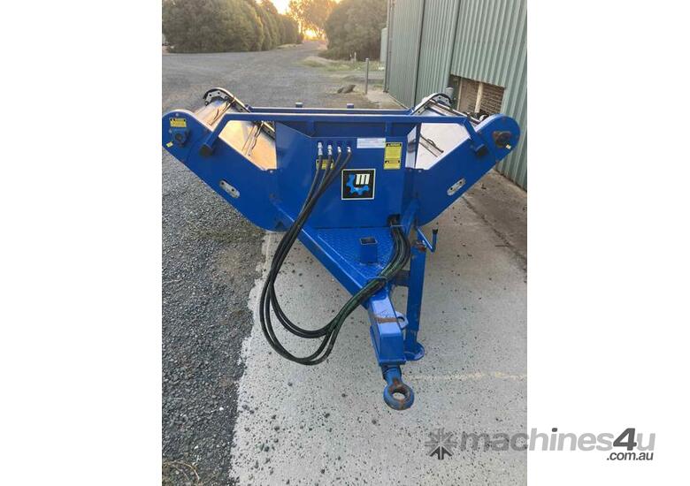 caption MCINTOSH ROUND BALE FEED OUT CART