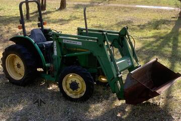John Deere   5200 4X4 TRACTOR