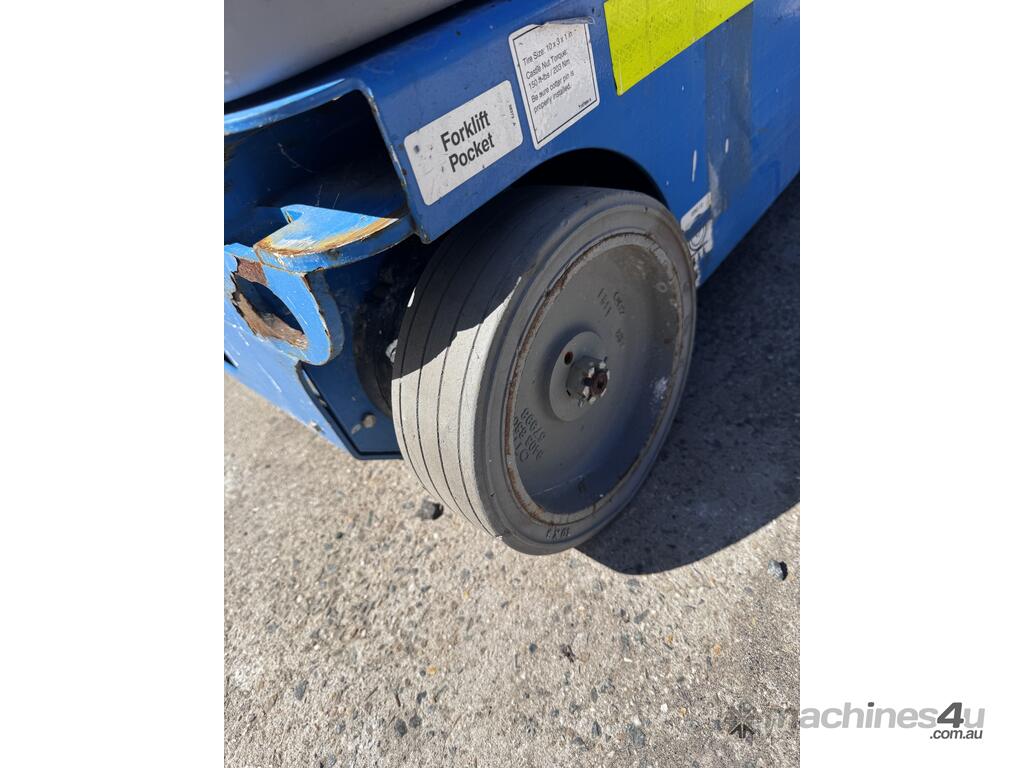 2020 Genie GRC12 12 Ft Vertical Lift image 10