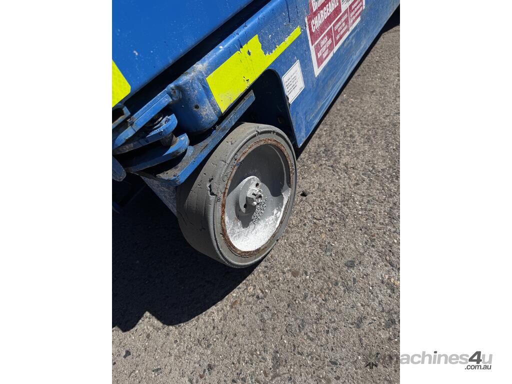 2020 Genie GRC12 12 Ft Vertical Lift image 12