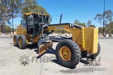 John Deere   670gp