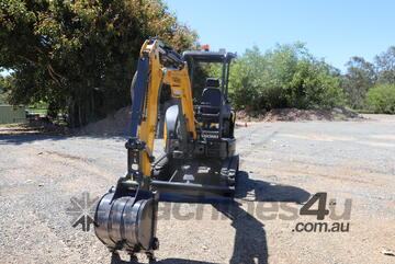 U27 Yuchai Mini Excavator 2.6T Package Offer with 3 Buckets + Hydraulic Hitch included!