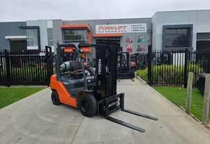 Toyota Forklift 2.5T Container Mast with Tyne Postioners(Unit#: U1004)
