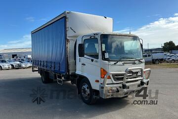 Hino 2004   GD Curtainsider