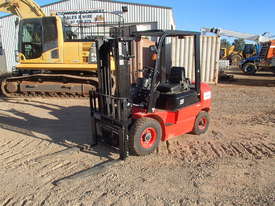2016 Red Lift 2.5 Ton Forklift - picture0' - Click to enlarge