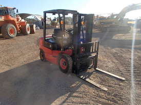 2016 Red Lift 2.5 Ton Forklift - picture1' - Click to enlarge