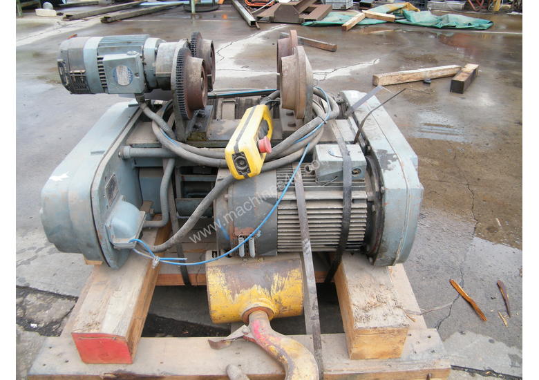 caption Demac hoists and trolly
