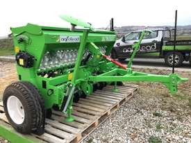 LINA 3000/23 TWIN DISC WITH FERTILIZER BOX - picture2' - Click to enlarge