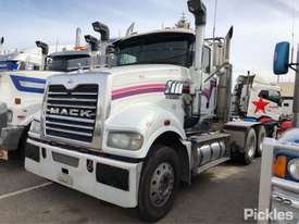 2008 Mack Trident - picture2' - Click to enlarge