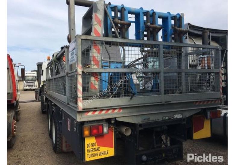 caption 2011 Isuzu F Series