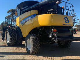 2012 New Holland CR 9090 + 45' Platform Combines - picture2' - Click to enlarge