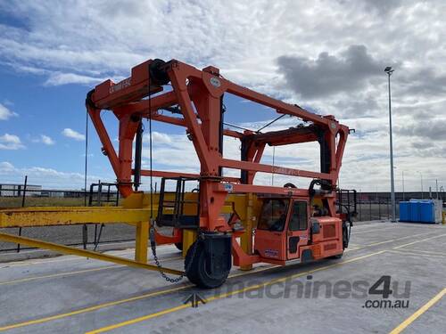 COMBILIFT STRADLE CONTAINER CARRIER