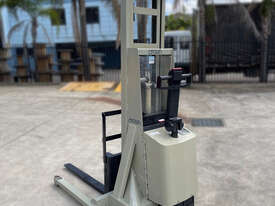 Crown 1T Walkie Stacker Forklift FOR SALE - picture2' - Click to enlarge