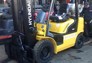 ACTIVE FORKLIFTS - 2008 Hyundai Container Entry Forklift with rotator for sale-2.5 ton capacity 4.3m