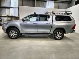 2017 Toyota Hilux SR5 (4x4) - picture0' - Click to enlarge