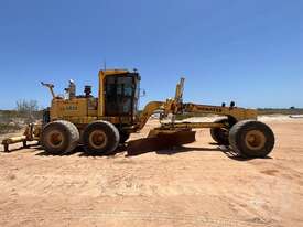 Komatsu GD825A-2 - picture0' - Click to enlarge