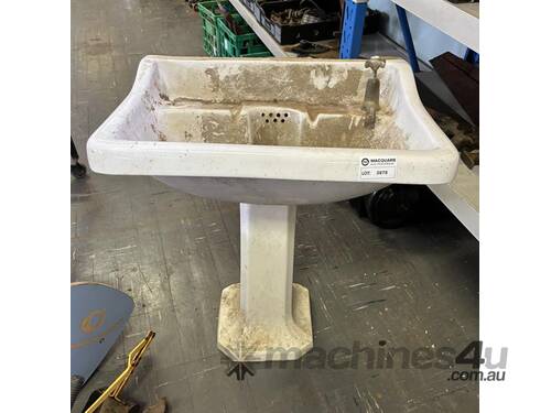 PORCELAIN SINK & PEDESTAL