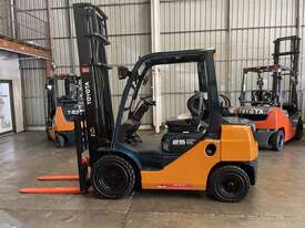 TOYOTA 2007 BUILD 8FG25 8 SERIES 2.5 TON 2500 KG CAPACITY LPG GAS FORKLIFT 4500 MM 2 STAGE  - picture0' - Click to enlarge