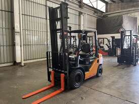 TOYOTA 2007 BUILD 8FG25 8 SERIES 2.5 TON 2500 KG CAPACITY LPG GAS FORKLIFT 4500 MM 2 STAGE  - picture0' - Click to enlarge