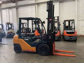 TOYOTA 2007 BUILD 8FG25 8 SERIES 2.5 TON 2500 KG CAPACITY LPG GAS FORKLIFT 4500 MM 2 STAGE  - picture2' - Click to enlarge