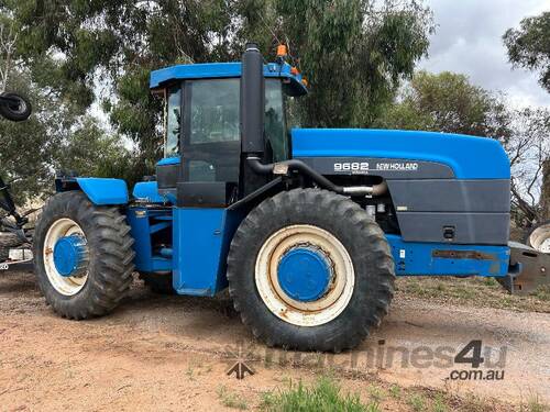 NEW HOLLAND TRACTOR 9682