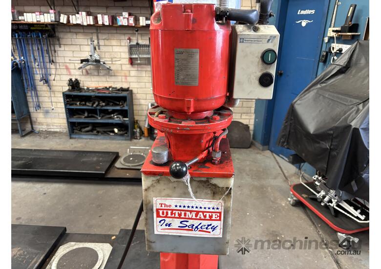 caption Molnar Type 4488 4000KG 4 Post Hoist 415V