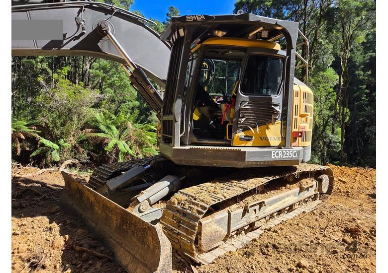 2015 VOLVO ECR235CL EXCAVATOR WITH TILT HITCH, BUCKETS & GRAPPLE
