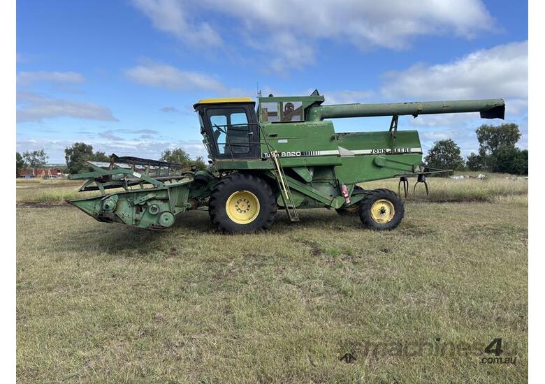caption JOHN DEERE 8820 COMBINE HARVESTER