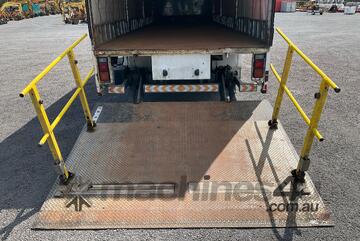 2015 Mitsubishi Fighter 2427 Curtainsider