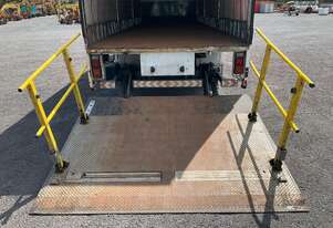 2015 Mitsubishi Fighter 2427 Curtainsider 2015 Mitsubishi Fighter 2427 Curtainsider