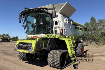 2017 CLAAS LEXION 760 & MACDON D140 FRONT