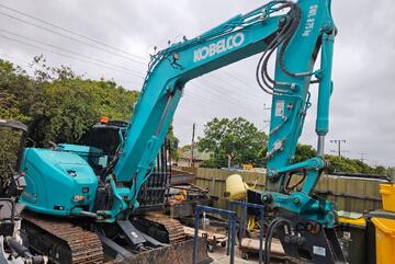 NEAR NEW 8.5TONNE EXCAVATOR - ONLY 50 HOURS - WITH ALL ATTACHMENTS