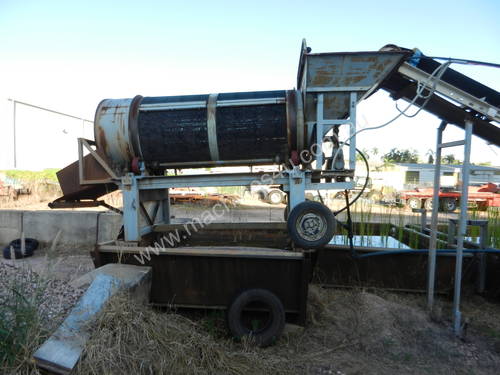 Trommel Screen, complete with conveyor & pump. 