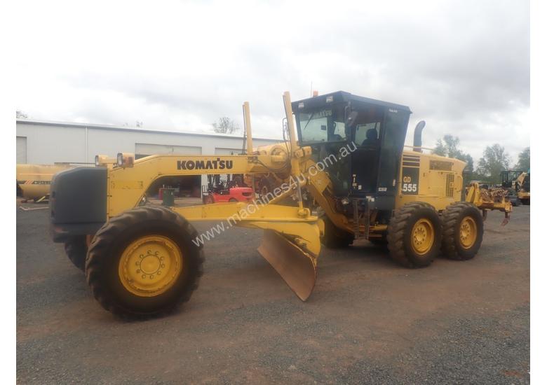 caption Komatsu GD555-3A Grader