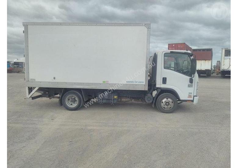 caption Isuzu NPR200