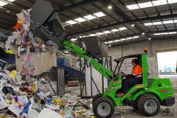 Avant 745 Articulated Mini Loader W/ Hi-tip Bucket