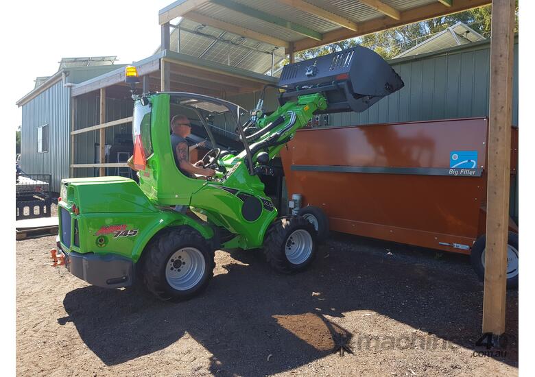 Avant 745 Articulated Mini Loader W/ Hi-tip Bucket