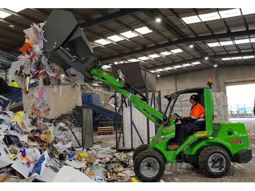 Avant 745 Articulated Mini Loader W/ Hi-tip Bucket